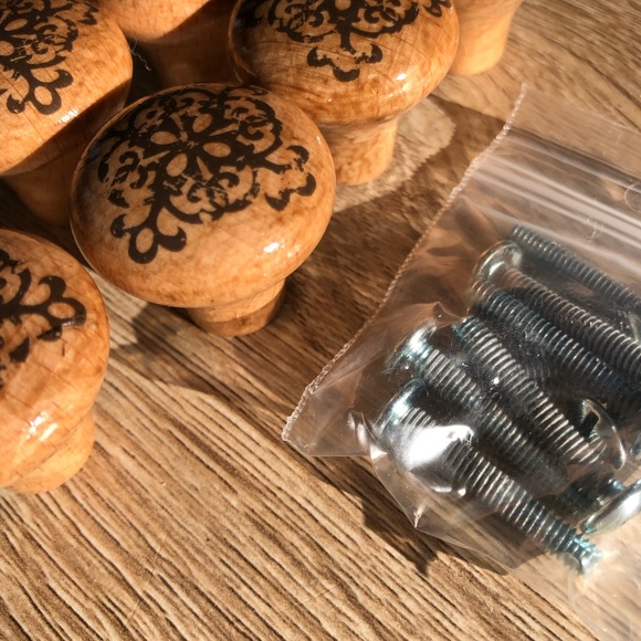 Set of 8 wooden knobs / pulls - Picture 2 of 2